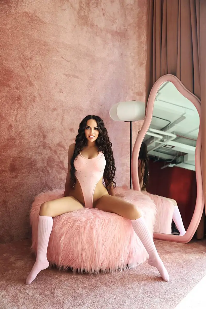 Avril escort in Dubai